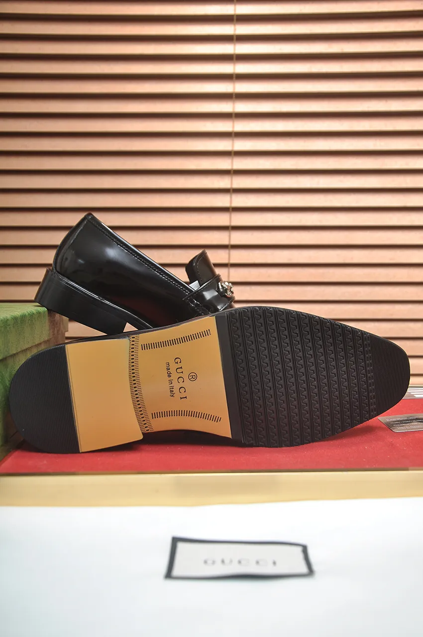 Men's shoes💰460💶Italy's top luxury men's shoes giant [GUCCI Gucci] has a new model 🍃Original European style🔰 Pleasant to the eye😍In order to make the shoes more durable and non-deformable🌀The production continues to follow traditional methods but there is still no lack of innovation💪The original cowhide is chosen for the leather♻️ Smooth, natural and exceptionally bright⭐Made of imported cowhide, the first choice of the rich 38-45 (45 customized)